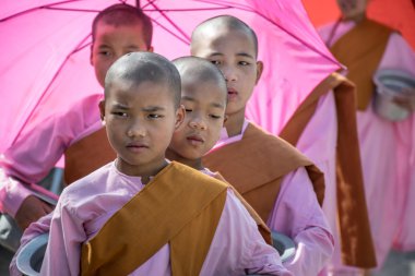 Myanmar cadde boyunca yürüyüş rahibeler