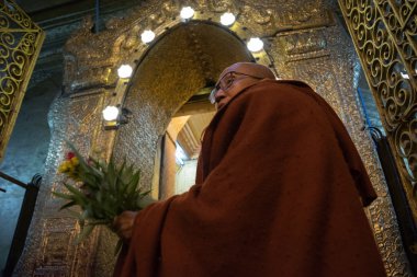 Myanmar Buda dua keşiş