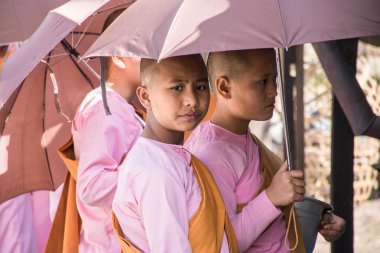 Myanmar cadde boyunca yürüyüş rahibeler
