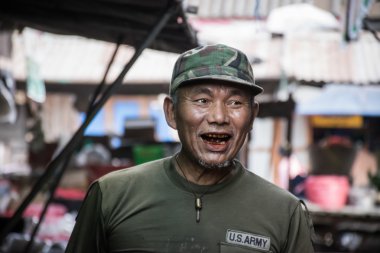 Myanmar Guy çiğneme betel.