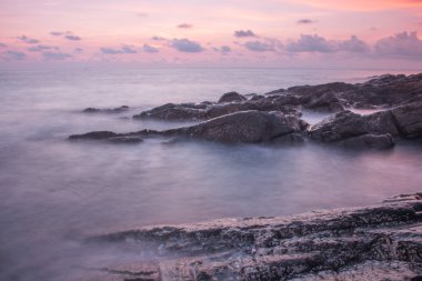 Gün batımında deniz manzarası