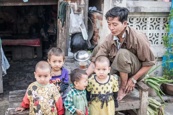 Familia local de Myanmar — Foto de Stock