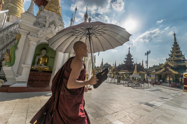 Myanmar monje caminando — Foto de Stock