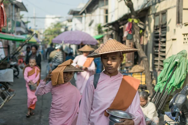 Myanmar freiras andando ao longo da rua — Fotografia de Stock