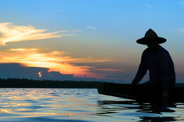 Silhouette de pêcheur au lac — Photo