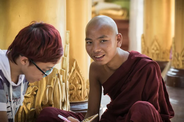Mianmar menino e monge leitura livro — Fotografia de Stock