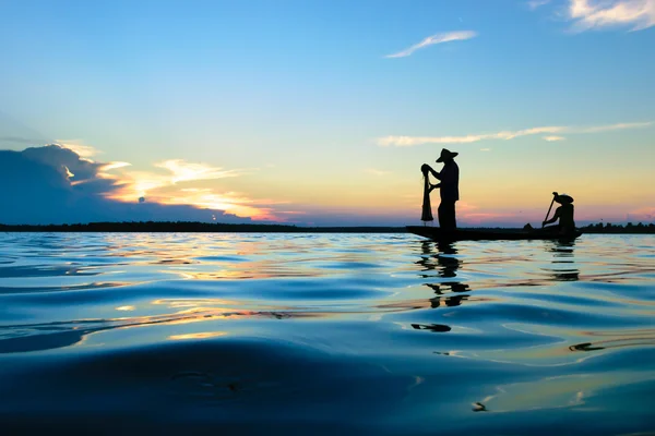 Silhouette Pêcheur Asiatique Pêche Sur Les Deux Pendant Coucher Soleil — Photo