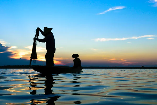Siluety rybářů u jezera — Stock fotografie