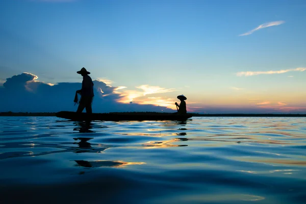 Asiatische Fischer Silhouettenfischen Auf Den Beiden Während Des Sonnenuntergangs — Stockfoto