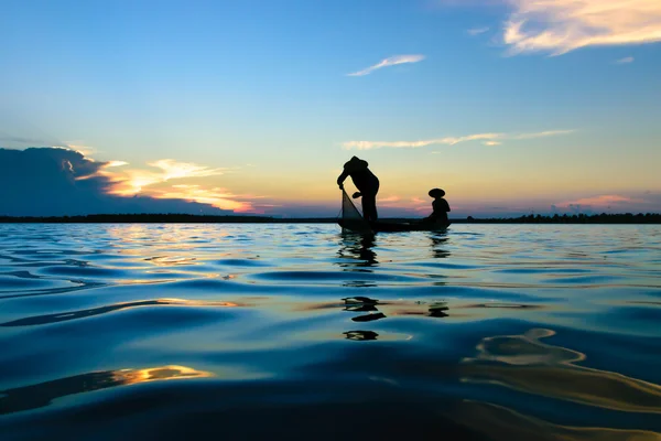 Asiatique pêcheur silhouette — Photo