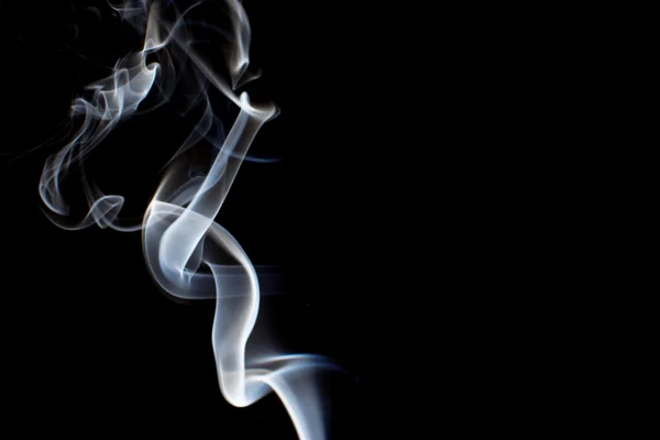 Roken op zwart — Stockfoto