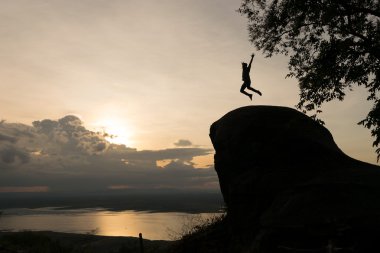 Macera seyahat etmek siluet atlama
