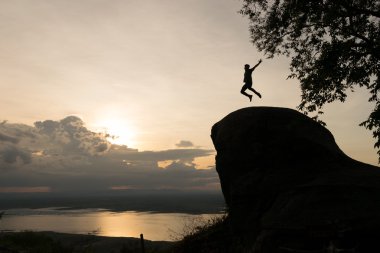 Macera seyahat etmek siluet atlama