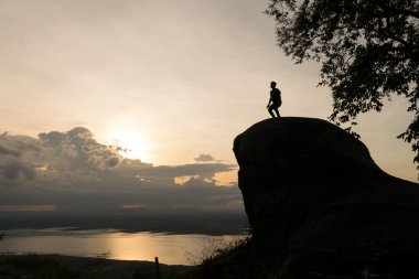 Macera seyahat etmek siluet atlama