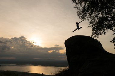 Macera seyahat etmek siluet atlama