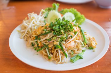 Tay ahşap masa, geleneksel Tay gıda, yakın Tarih beyaz disk kadar yastık.