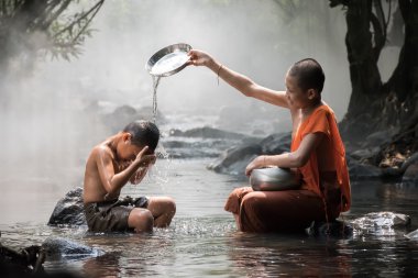 Monk ve çocuk nehir akışı