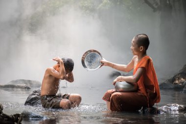 Monk ve çocuk nehir akışı
