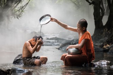 Monk ve çocuk nehir akışı