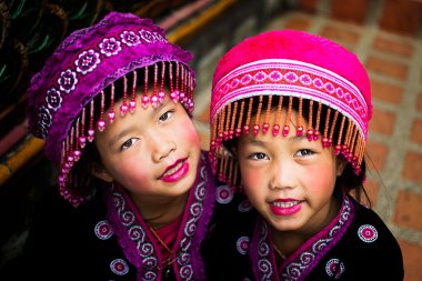 iki hmong gülümseyen kız