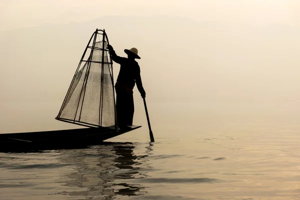 Silhouette de pêcheur au lac dans la brume — Photo