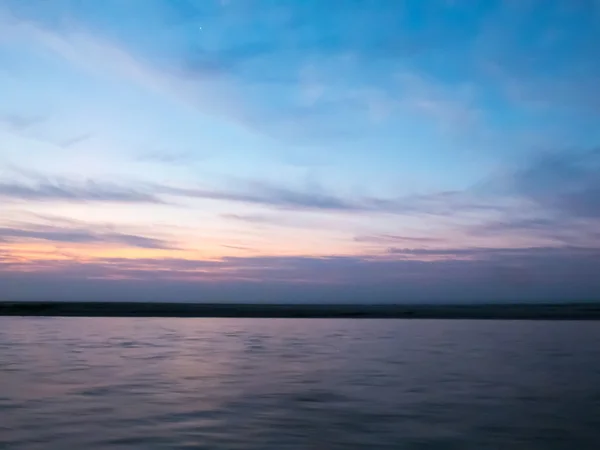 Solen Går Upp Över Floden Med Vacker Himmel — Stockfoto