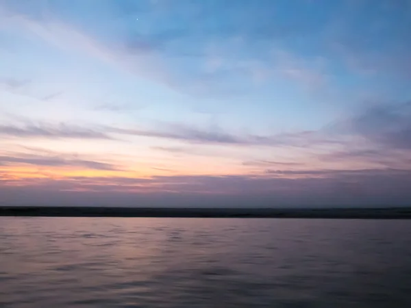 Сонце Сходить Над Річкою Прекрасним Небом — стокове фото