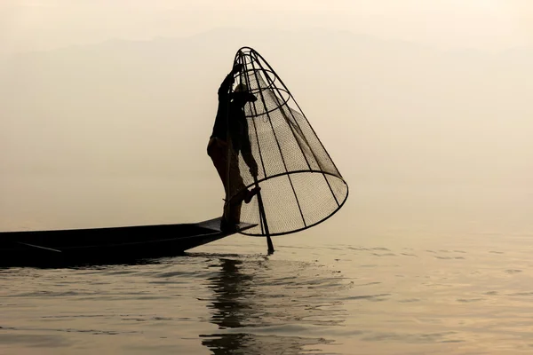 Силуэт рыбака на озере в тумане — стоковое фото