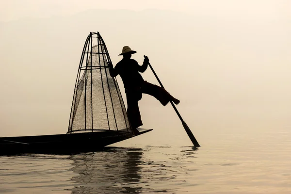 Silhouette de pêcheur au lac dans la brume — Photo