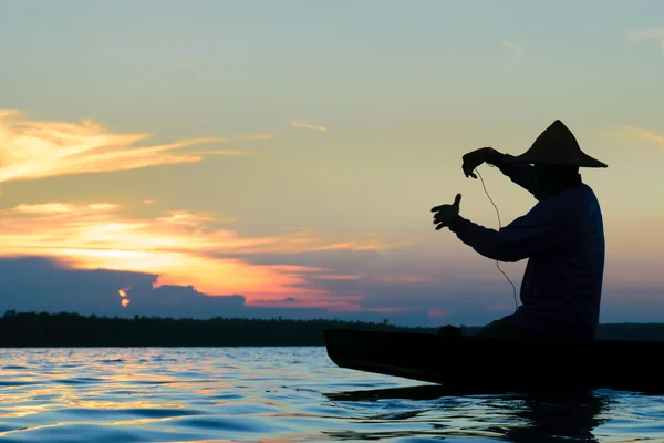 Asiatique pêcheur silhouette — Photo