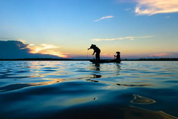 Silhouettes de pêcheurs au lac — Photo