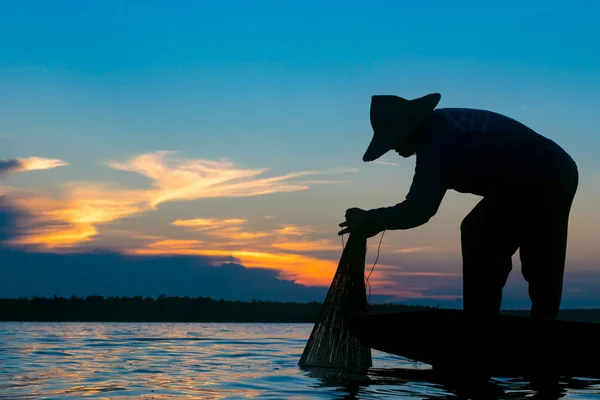 Силуэт азиатского рыбака — стоковое фото