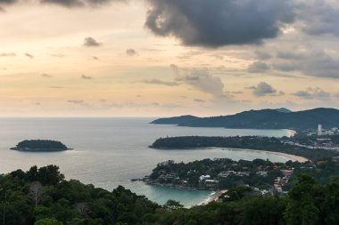 Altın doğal nehir iskelesi turuncu gökyüzü manzara ve taze sabah gün batımı manzarası. Doğa günbatımı veya gündoğumu yansıması ile bulutların üzerinde siyah nehir sahne güneşte