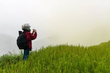 Kadın Gezgin alarak fotoğraf
