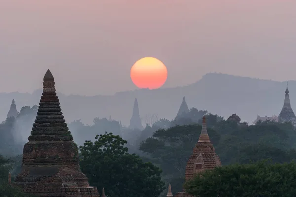 Sun set over pagoda — Stock Photo, Image