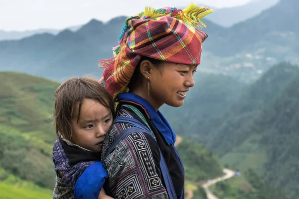 Joven madre con hijo — Foto de Stock