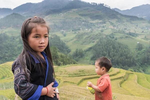 Dos niños asiáticos de pie cerca de campos de arroz — Foto de Stock