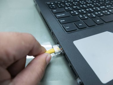 LAN kablosunu bilgisayara bağlayın