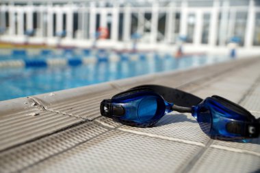 Yüzme Havuzu tarafında gözlük