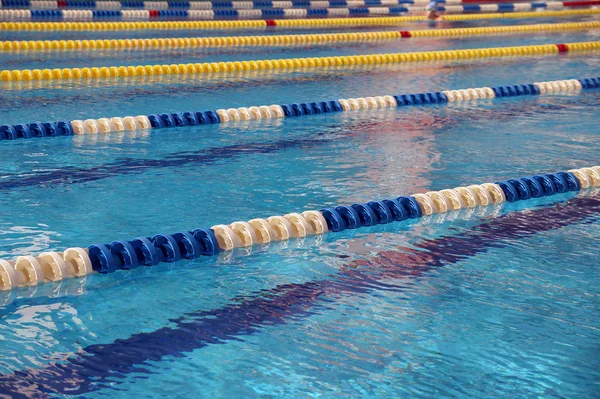 Wegweiser im großen Schwimmbad — Stockfoto