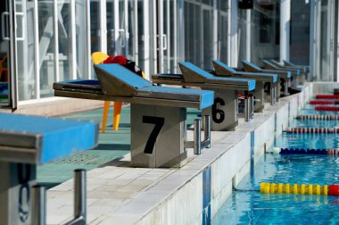 Curbstone havuza atlamak için