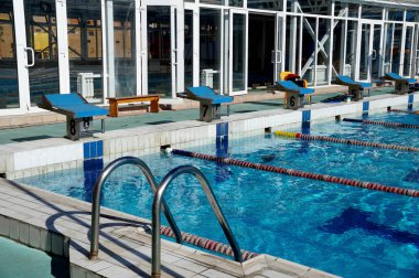 Curbstone havuza atlamak için