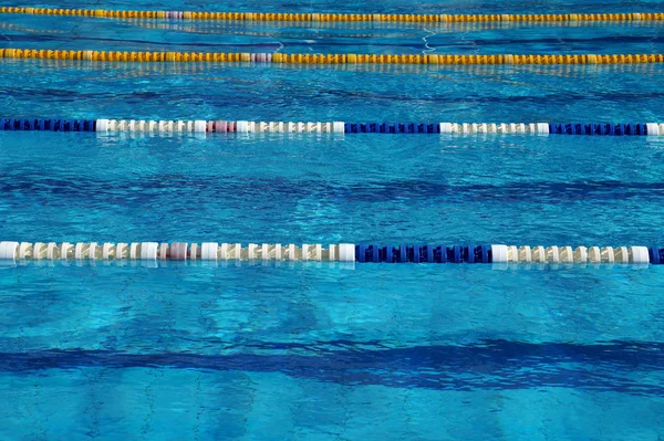 Wegweiser im großen Schwimmbad — Stockfoto