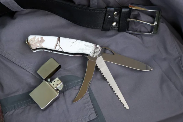 Składany nóż uniwersalny z różnych krawędzi — Zdjęcie stockowe