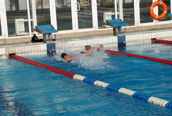 Chaleur des enfants dans la piscine — Photo