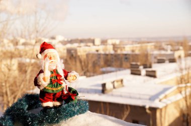 Bir mum bir elinde oyuncak Noel Baba