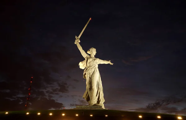 Величайшая в мире скульптура "Родина" на Мамаевом Кургане — стоковое фото