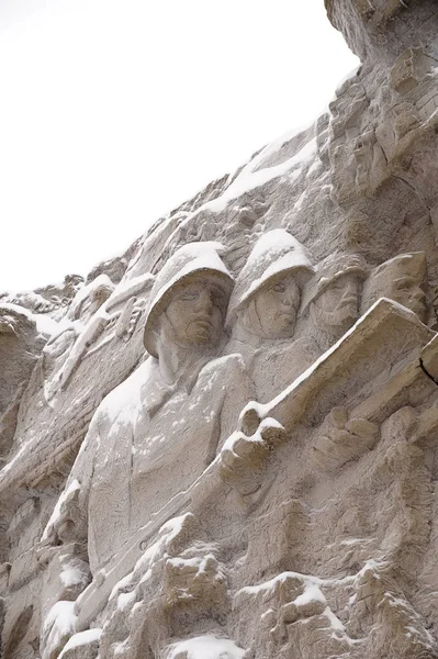 Défenseurs de Stalingrad sur un bas-relief de "ruines murales " — Photo