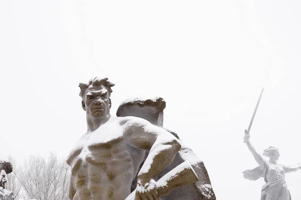 Элемент памятника "На шаг назад" на Мамаевом Кургане — стоковое фото