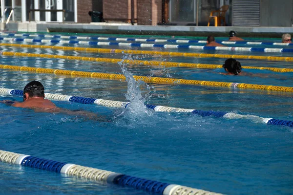 Schwimmer im Schwimmbad — Stockfoto